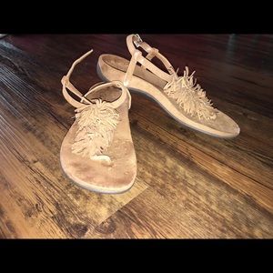 Vionic orthotic suede fringe t-strap sandal